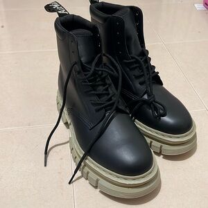 Dr Martens Rikard Men 8US Women 9US black NWOT